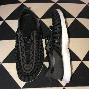 Keen Summer Shoes sz 9.5, never worn